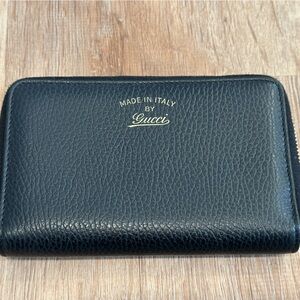 Gucci Swing Zip around leather wallet